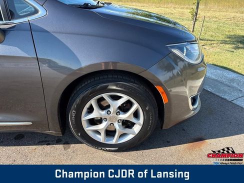 Used 2017 Chrysler Pacifica Touring-L w/ Tire & Wheel Group FWD image 40