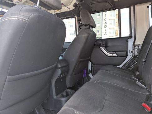 Used 2016 Jeep Wrangler Unlimited Sahara w/ Connectivity Group AWD/4WD image 25