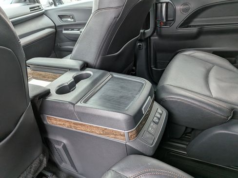 Certified 2025 Toyota Sienna Platinum image 12