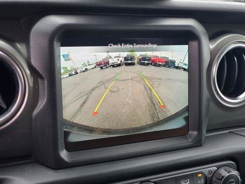 Used 2023 Jeep Wrangler Unlimited Sahara AWD/4WD image 16