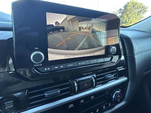 Used 2025 Nissan Pathfinder SV image 18