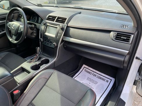 Used 2017 Toyota Camry SE image 10