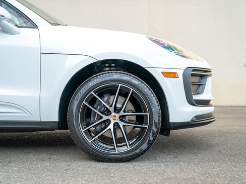 Certified 2025 Porsche Macan image 9