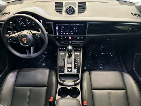 Certified 2025 Porsche Macan AWD/4WD image 6