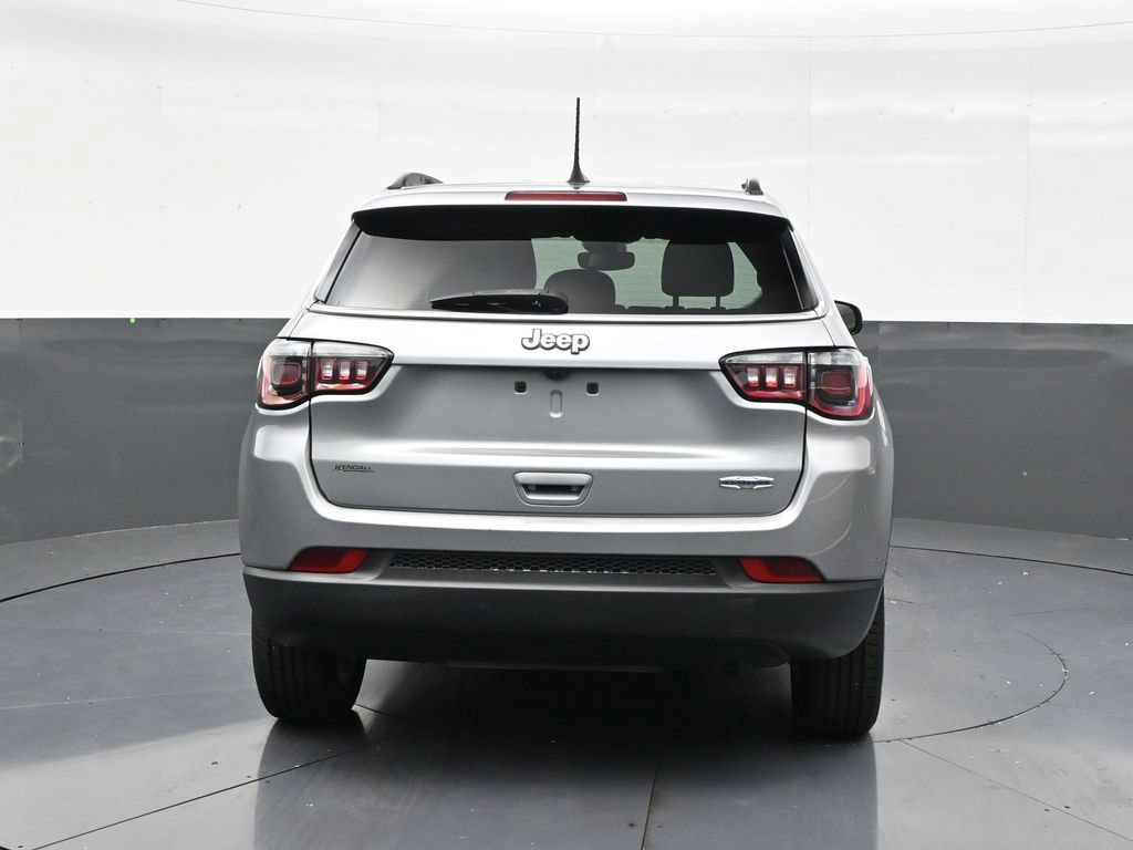 Used 2022 Jeep Compass Latitude FWD image 4