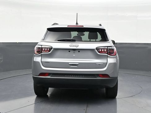 Used 2022 Jeep Compass Latitude FWD image 4