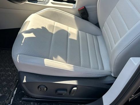 Used 2024 Volkswagen Jetta SE w/ Panoramic Sunroof Package FWD image 10