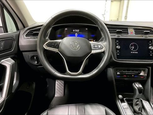 Used 2024 Volkswagen Tiguan SE w/ Panoramic Sunroof Package FWD image 5