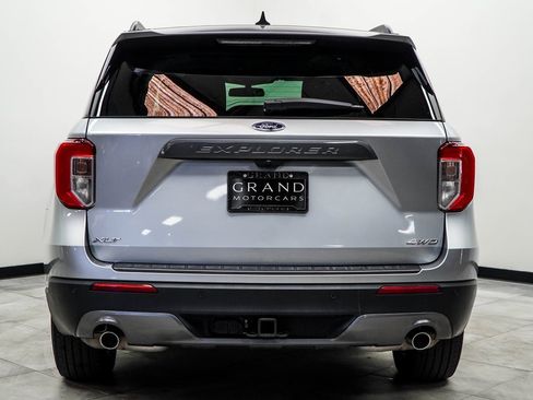 Used 2022 Ford Explorer XLT w/ Equipment Group 202A image 9