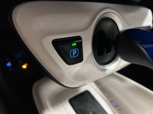 Used 2018 Toyota Prius Prime Premium image 34