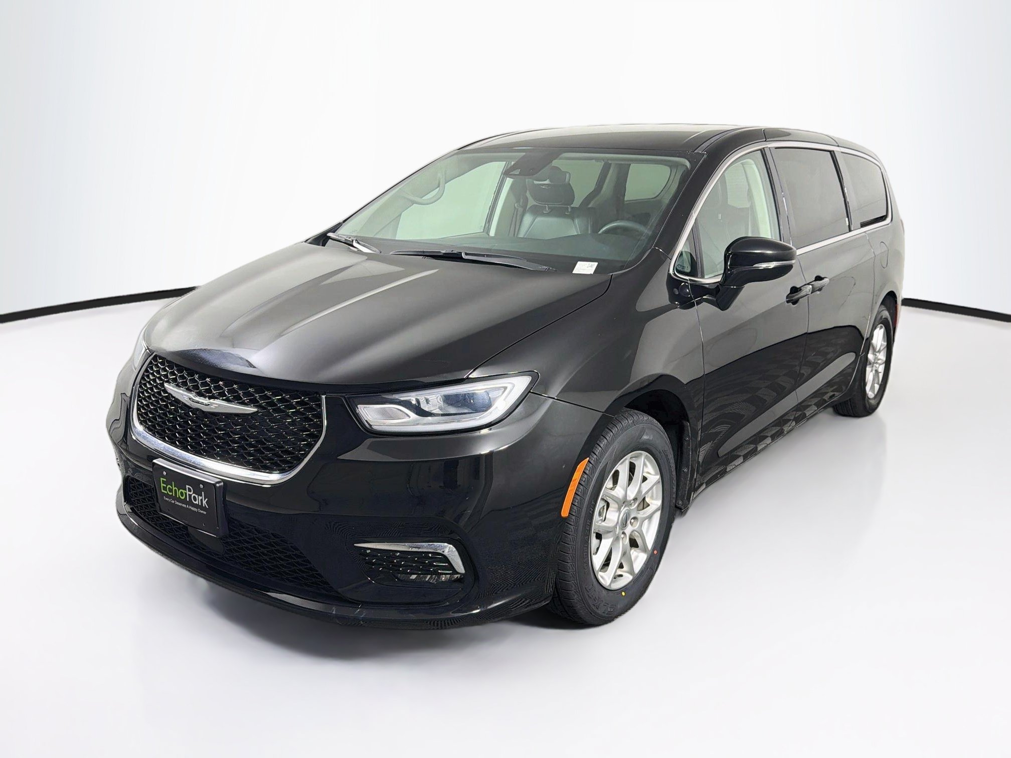 Used 2024 Chrysler Pacifica Touring-L FWD image 3