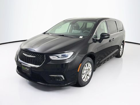 Used 2024 Chrysler Pacifica Touring-L FWD image 3