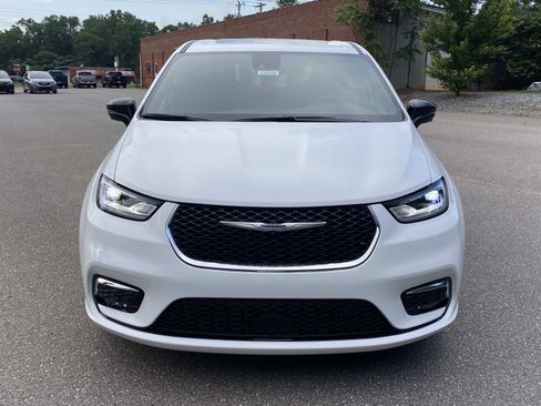 New 2026 Chrysler Pacifica Select image 2