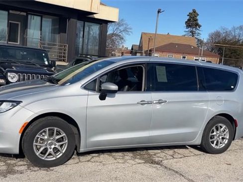 Used 2022 Chrysler Voyager LX image 22