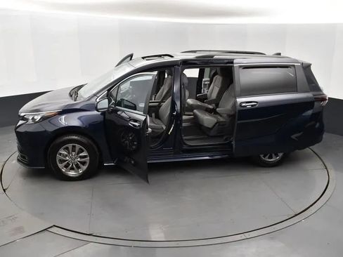 Used 2025 Toyota Sienna XLE image 7