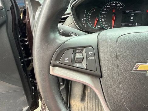 Used 2022 Chevrolet Trax LT w/ LT Convenience Package AWD/4WD image 17