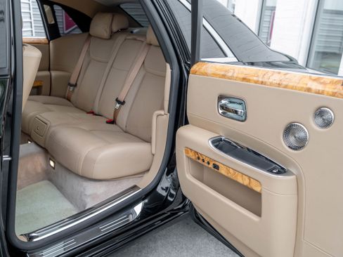 Used 2017 Rolls-Royce Ghost image 40
