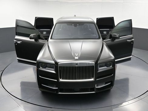 Used 2023 Rolls-Royce Cullinan w/ Technology Package image 39