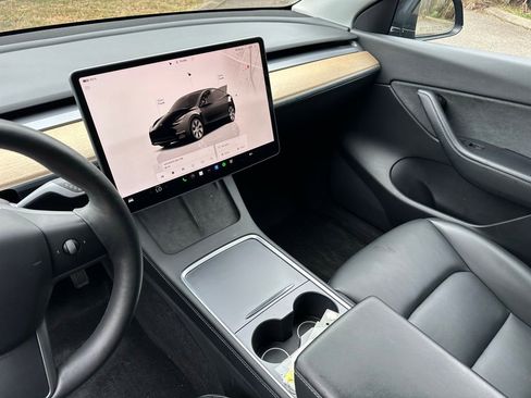 Used 2022 Tesla Model Y Long Range AWD/4WD image 19