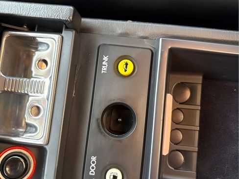 Used 1992 Cadillac Allante FWD image 26