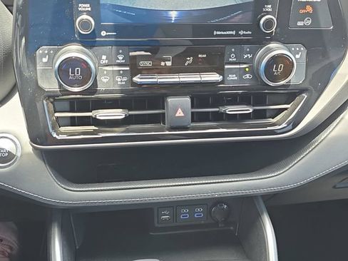Used 2022 Toyota Highlander XLE FWD image 25