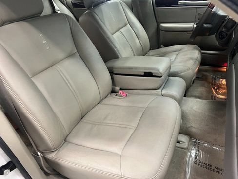 Used 2009 Lincoln Town Car Signature Limited image 17