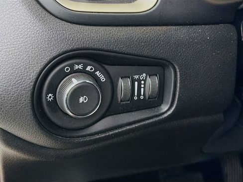 Used 2017 Jeep Renegade Latitude image 9