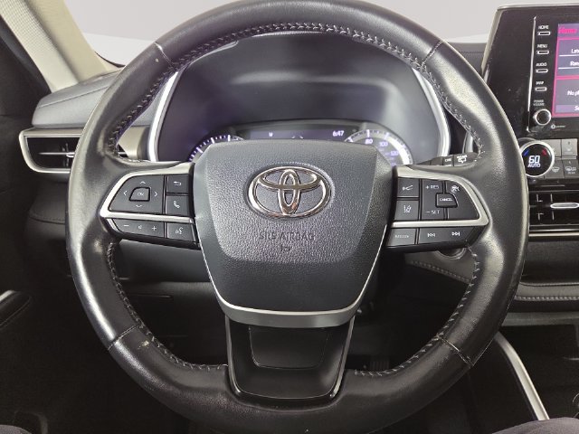 Used 2022 Toyota Highlander XLE AWD/4WD image 22