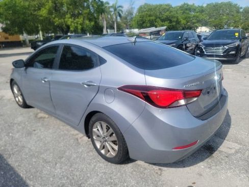 Used 2015 Hyundai Elantra SE w/ Option Group 02 FWD image 2