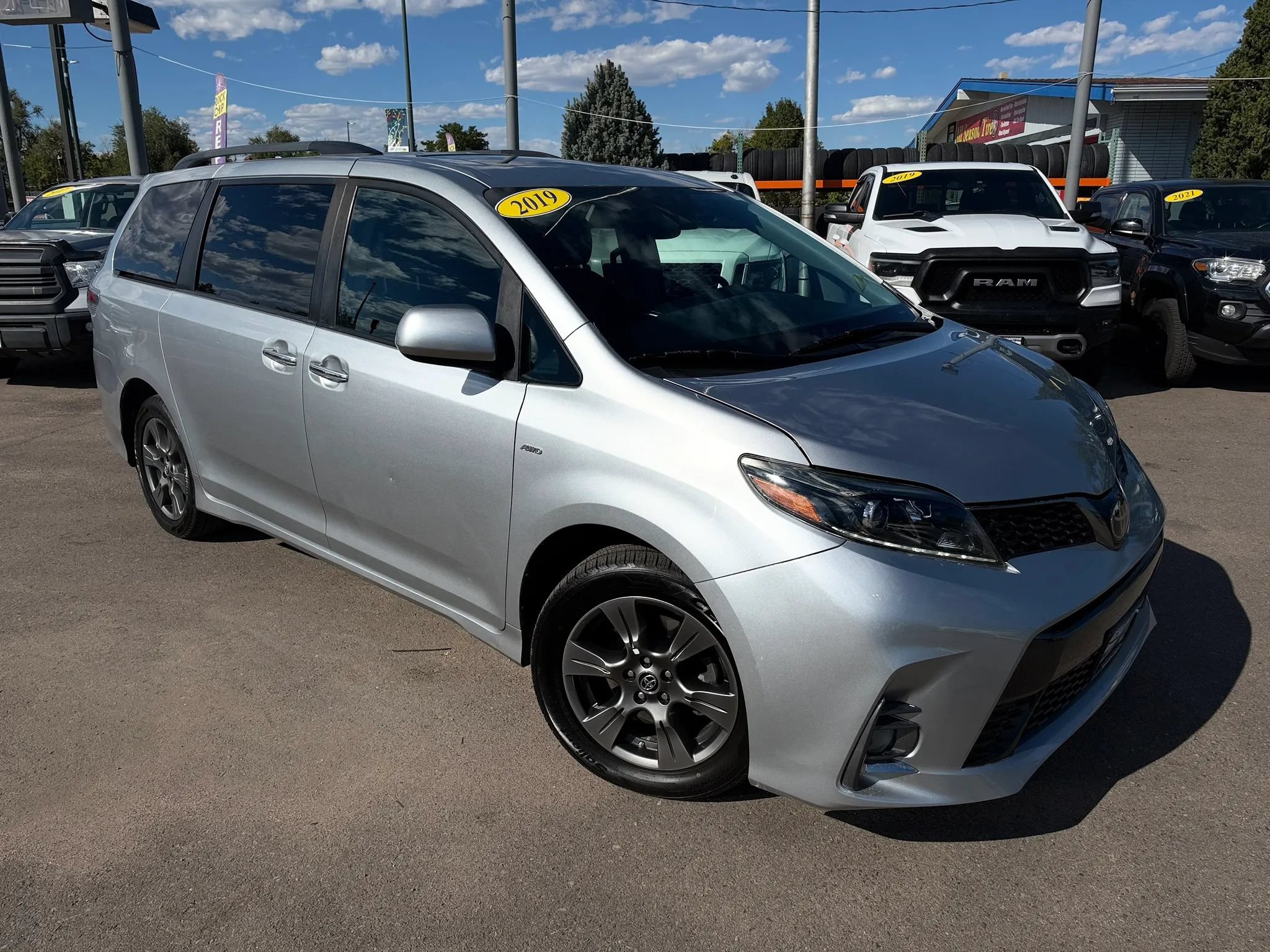 Used 2019 Toyota Sienna SE Premium w/ Carpet Mat Package AWD/4WD image 3