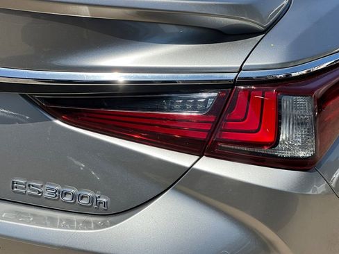 Used 2019 Lexus ES 300h w/ Accessory Package 2 image 32