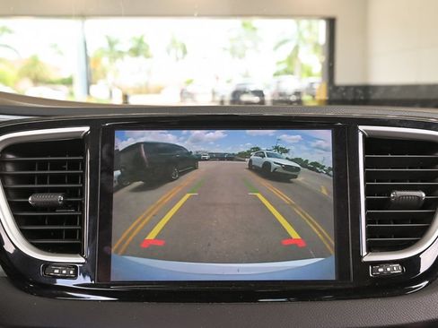 Used 2024 Chrysler Pacifica Touring-L FWD image 20