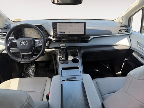 Certified 2026 Toyota Sienna XLE FWD image 10