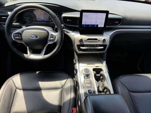 Used 2022 Ford Explorer XLT w/ Equipment Group 202A AWD/4WD image 14