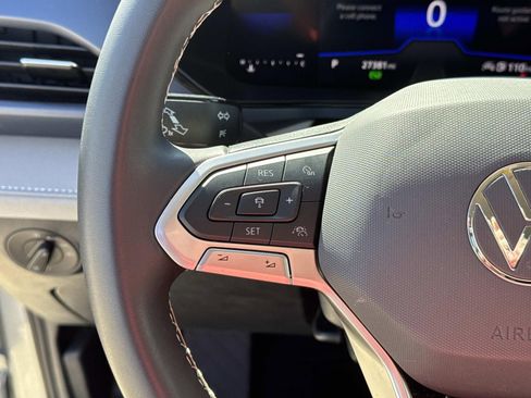 Used 2024 Volkswagen Taos SE image 22