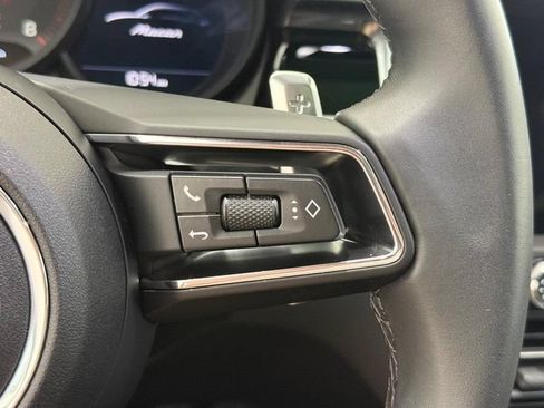 Certified 2025 Porsche Macan AWD/4WD image 21