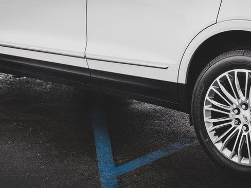 Used 2017 Cadillac XT5 Platinum w/ Driver Assist Package image 24