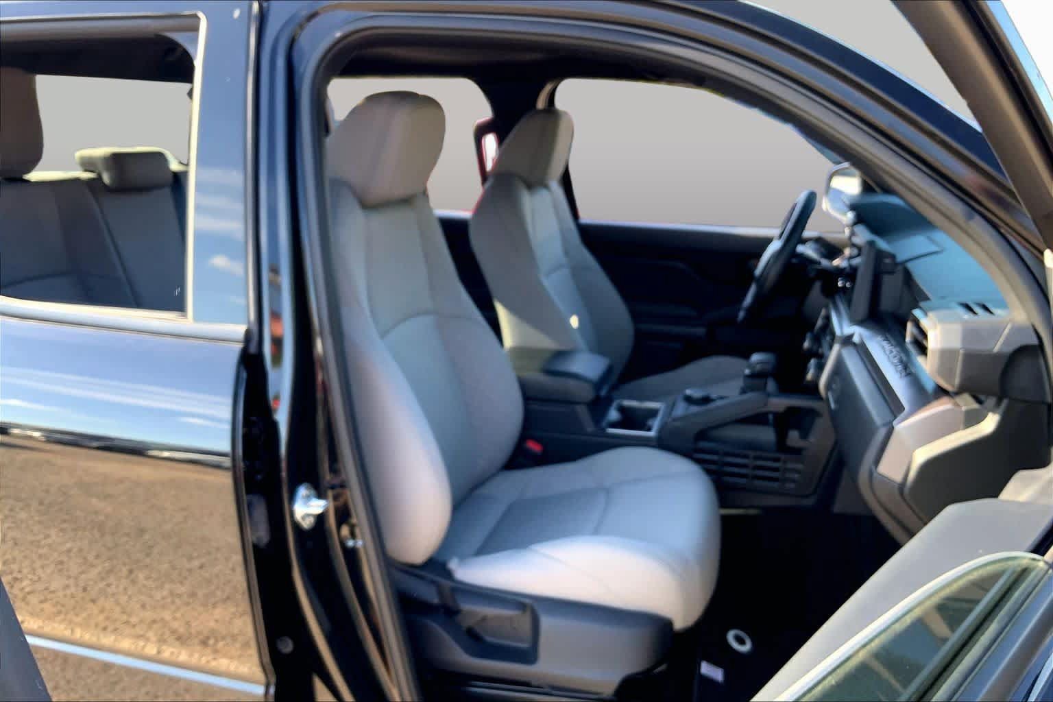 Used 2025 Toyota Tacoma SR5 AWD/4WD image 9