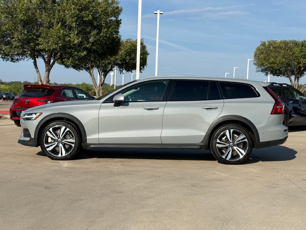 Used 2025 Volvo V60 B5 Cross Country Plus AWD/4WD image 2