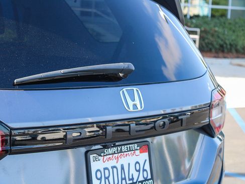 Used 2025 Honda Pilot EX-L image 11