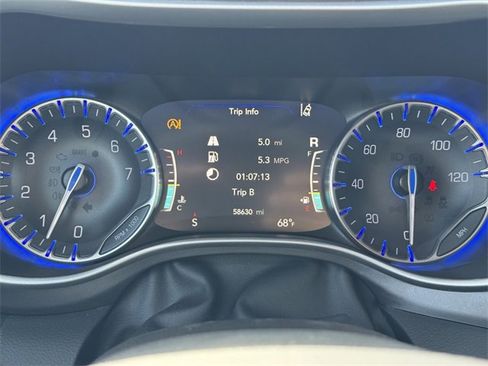 Used 2022 Chrysler Pacifica Touring-L image 19