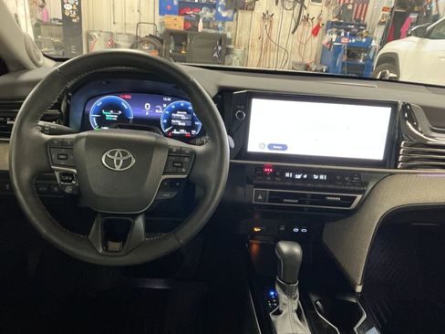 Used 2025 Toyota Camry XLE image 12