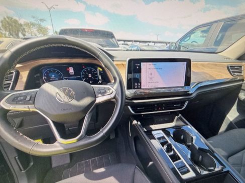 Used 2025 Volkswagen Atlas SE image 8