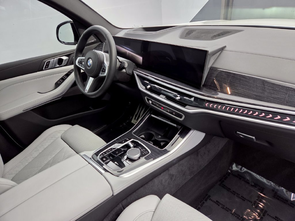 Used 2024 BMW X5 xDrive40i w/ M Sport Package AWD/4WD image 13