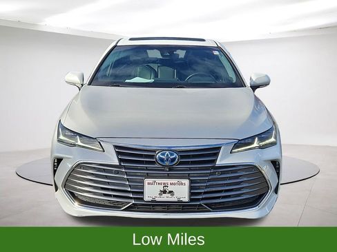 Used 2021 Toyota Avalon Limited image 2