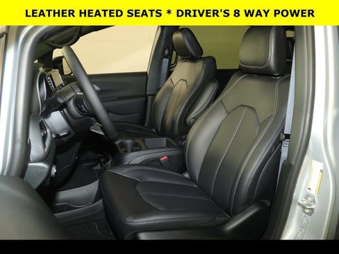 New 2026 Chrysler Pacifica Select image 3