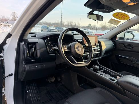 Used 2024 Nissan Pathfinder SV image 13