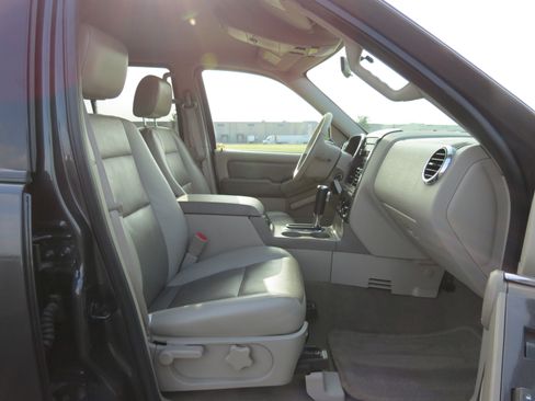 Used 2007 Ford Explorer XLT image 26