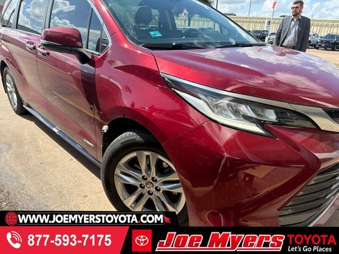 Used 2021 Toyota Sienna Limited FWD image 1