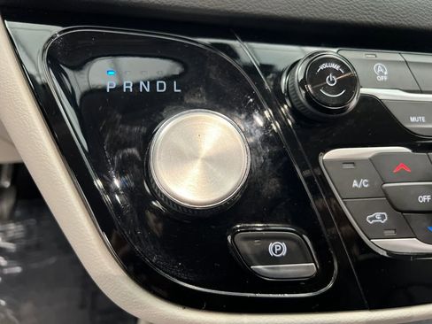 Used 2020 Chrysler Pacifica Touring-L image 50